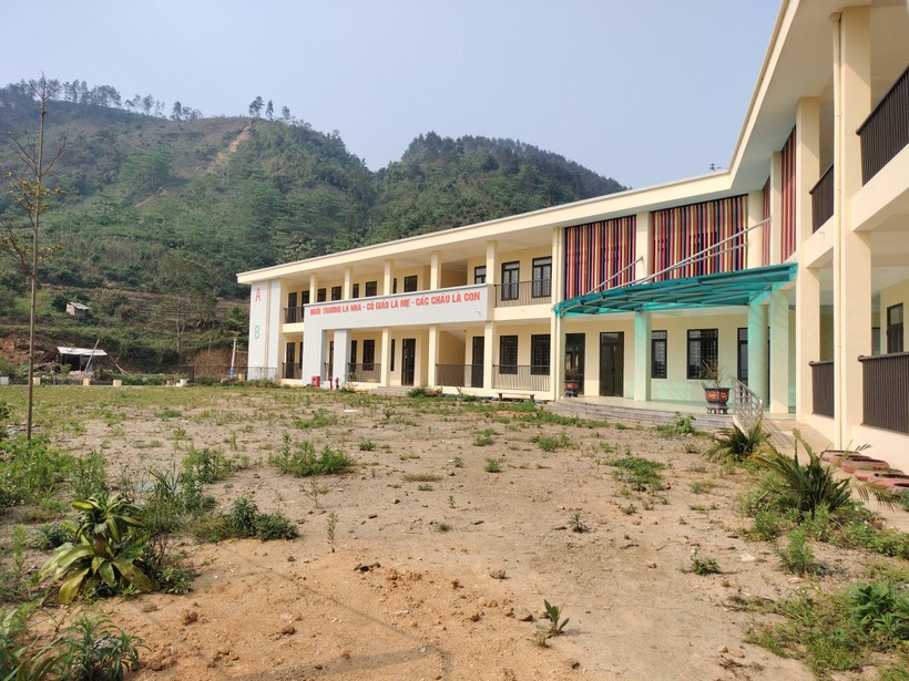 Trường mầm non Sùng Đô được xây dựng khang trang, có giá trị hơn 10 tỷ đồng nhưng chưa thể đưa vào sử dụng.