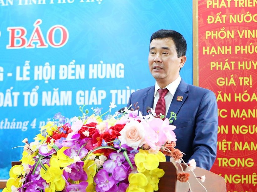 Ông Hồ Đại Dũng - Phó Chủ tịch UBND tỉnh Phú Thọ trao đổi thông tin với báo chí tại buổi họp báo.