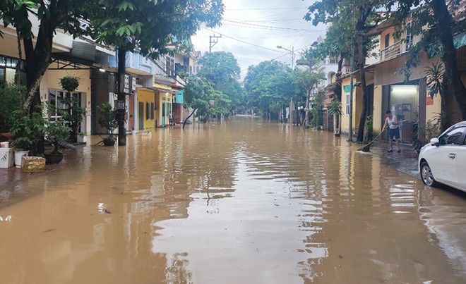 Một tuyến đường của TP Yên Bái bị ngập do ảnh hưởng mưa bão.
