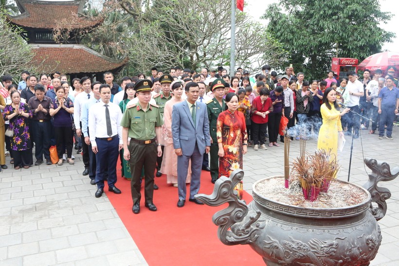 Ông Hồ Đại Dũng - Phó Chủ tịch UBND tỉnh Phú Thọ cùng các đại biểu và nhân dân dâng hương tưởng niệm Tổ Mẫu Âu Cơ.