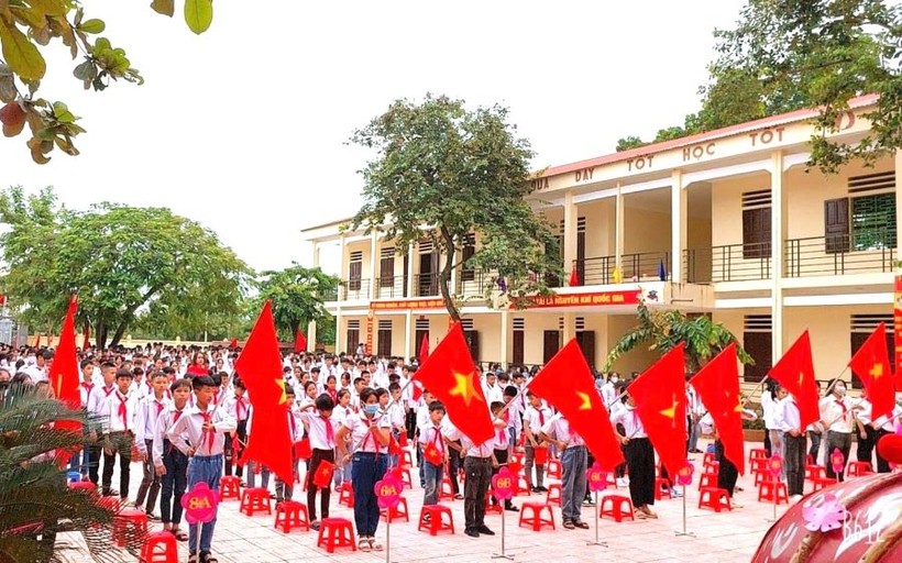 Buổi sinh hoạt dưới cờ của học sinh Trường THCS Hà Thạch.