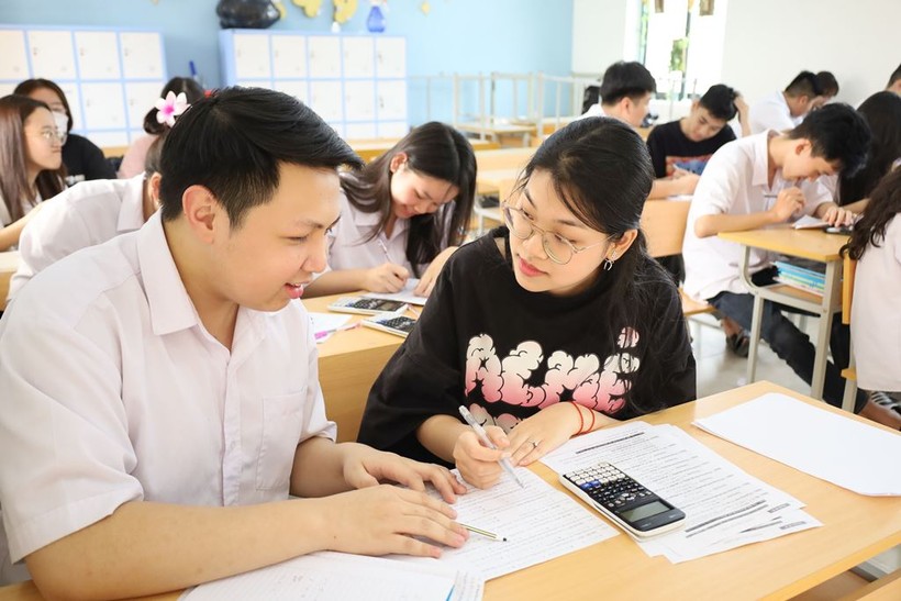 Học sinh lớp 12 Trường THPT Công nghiệp Việt Trì tích cực ôn tập trước kỳ thi.