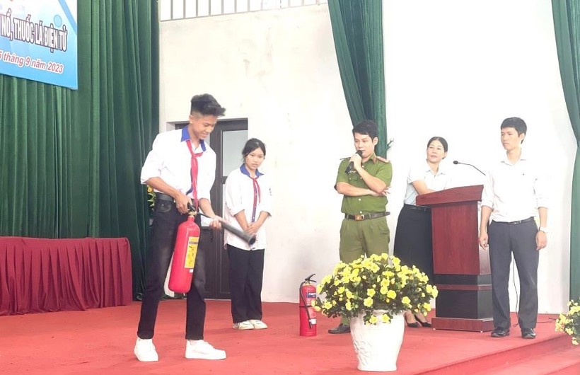 Học sinh trường THCS Chu Hóa tìm hiểu biện pháp phòng cháy chữa cháy.