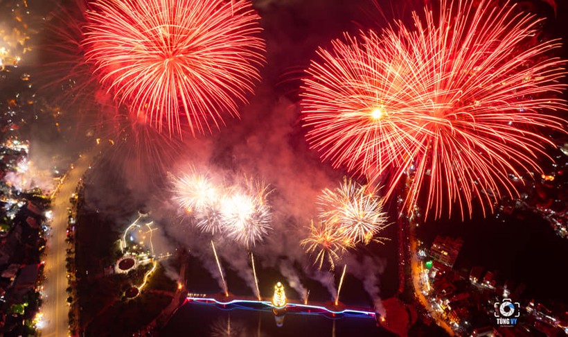 Đúng 21 giờ 30 ngày 17/4, tại cầu đi bộ hồ Công viên Văn Lang, các chùm pháo hoa rực rỡ sắc màu tỏa sáng trên bầu trời TP Việt Trì, tỉnh Phú Thọ (ảnh: Tùng Vy).