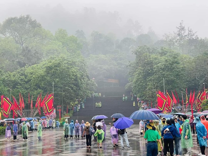 Lễ hội Đền Hùng hằng năm đã trở thành điểm hẹn tâm linh của mỗi người dân nước Việt.