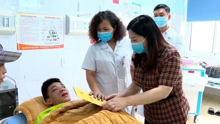 Bà Vũ Thị Hiền Hạnh - Phó chủ tịch tỉnh Yên Bái thăm và động viên các nạn nhân bị thương.