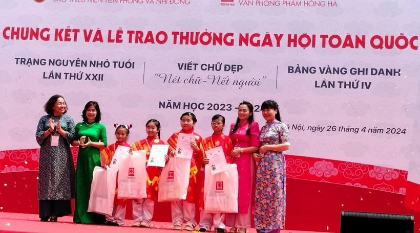 Em Nguyễn Trà My, lớp 5A trường Tiểu học Xuân Lũng (huyện Lâm Thao, tỉnh Phú Thọ) là 1 trong 4 HS đoạt giải Nhất ngày hội Viết chữ đẹp "Nét chữ - Nết người" toàn quốc năm học 2023 - 2024.