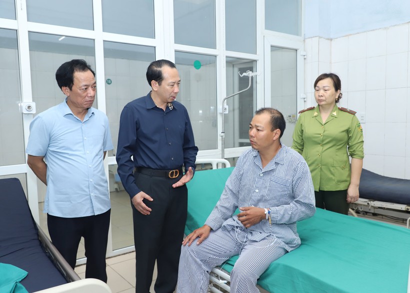 Lãnh đạo UBND tỉnh Hà Giang thăm hỏi cán bộ kiểm lâm bị thương đang điều trị tại bệnh viện. Ảnh: Duy Tuấn.