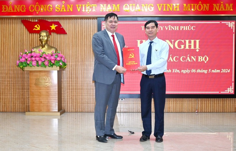 Bí thư Tỉnh ủy Vĩnh Phúc Dương Văn An (bìa phải) trao Quyết định của BTV Tỉnh ủy cho ông Nguyễn Ngọc Bình.