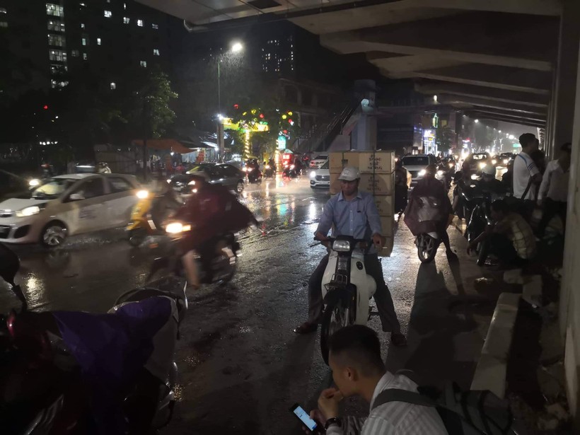 Hà Nội: Mưa lớn bất ngờ, người dân bất chấp nguy hiểm dừng giữa đường tìm chỗ trú