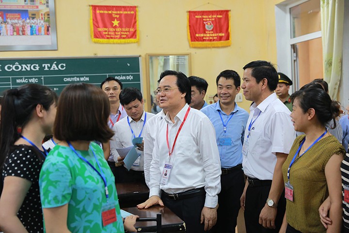   Bộ trưởng Phùng Xuân Nhạ cùng đoàn công tác đã trực tiếp kiểm tra điểm thi  tại trường PTTH Hoài Đức A và THCS An Khánh- Hà Nội.