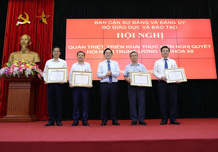 Bộ trưởng Phùng Xuân Nhạ đã trao huy hiệu 30 năm tuổi đảng, 45 năm tuổi đảng của Đảng bộ Khối các cơ quan Trung ương cho 5 đảng viên thuộc Đảng bộ Bộ GD&ĐT.
