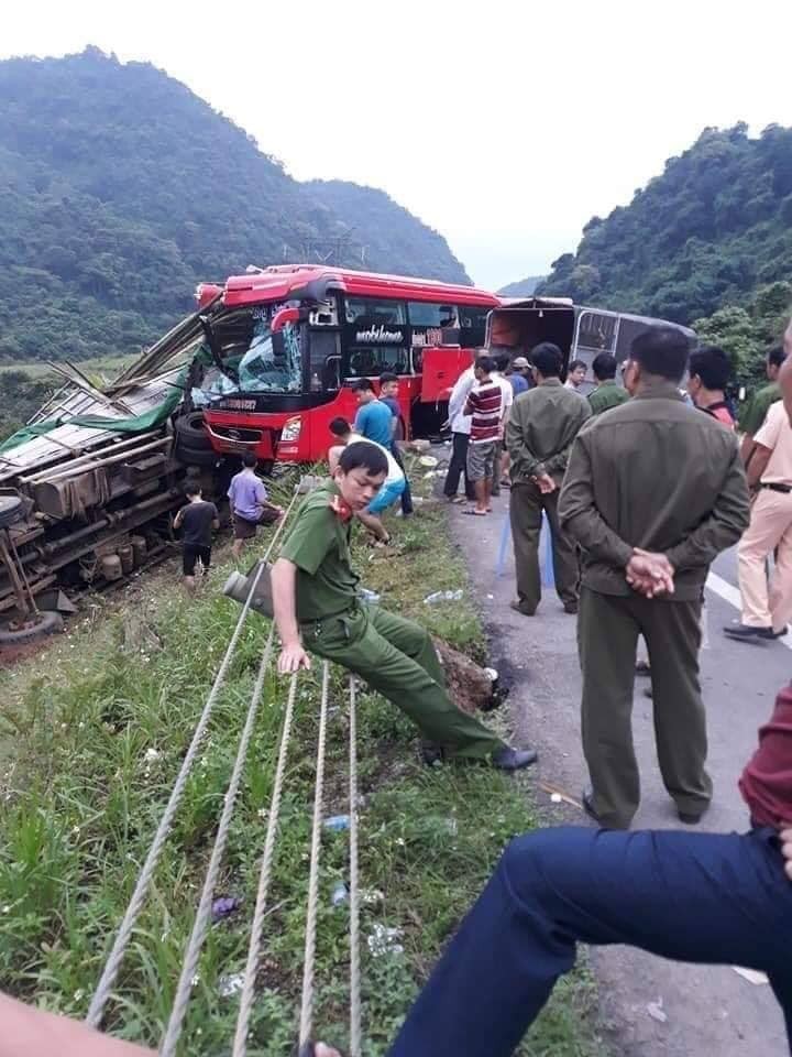 Hiện trường vụ tai nạn giữa xe khách và xe tải tại Km 501+ 100, đường Hồ Chí Minh, thuộc huyện Lạc Sơn( Hoà Bình): nguồn internet