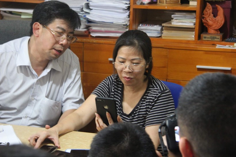Bà Quy trả lời báo chí tại VP Luật sư Thành sơn và đồng sự.