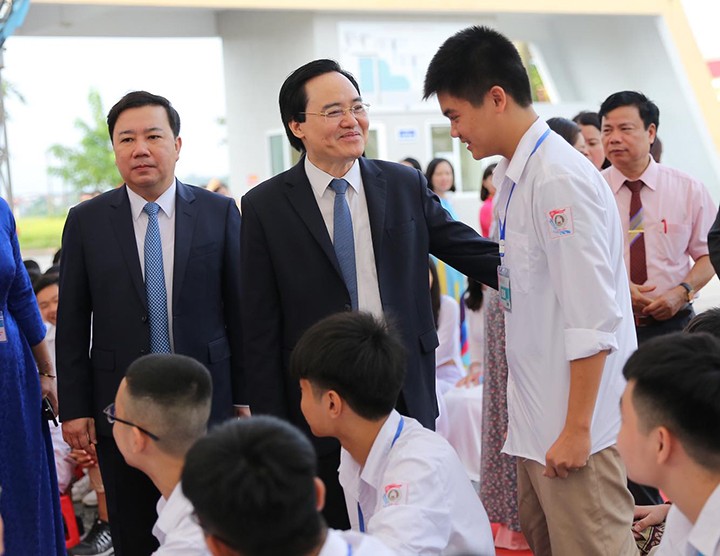 Bộ trưởng Phùng Xuân Nhạ dặn dò, động viên học sinh Trường THPT Sơn Tây trong ngày khai giảng.