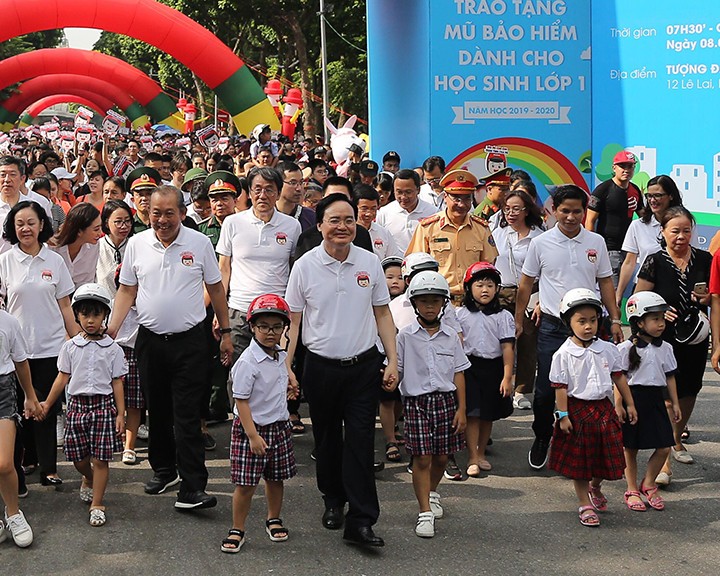 Bộ trưởng Phùng Xuân Nhạ cùng lãnh đạo Trung ương, địa phương đã tham dự và phát động chương trình vận động toàn dân "Đội mũ bảo hiểm cho trẻ em".