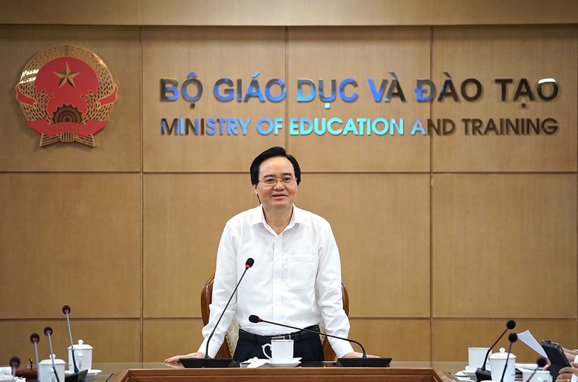 Bộ trưởng Phùng Xuân Nhạ phát biểu tại cuộc họp.