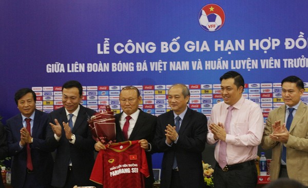 Thành công và ấn tượng đã giữ chân HLV Park Hang-seo bằng bản hợp đồng được ký kết kết thúc vào đầu năm 2020