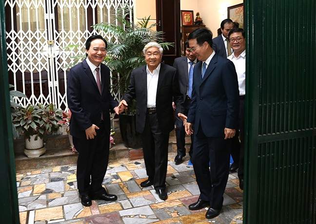 Trưởng Ban Tuyên giáo TW Võ Văn Thưởng và Bộ trưởng Phùng Xuân Nhạ tới thăm GS Phạm Minh Hạc.