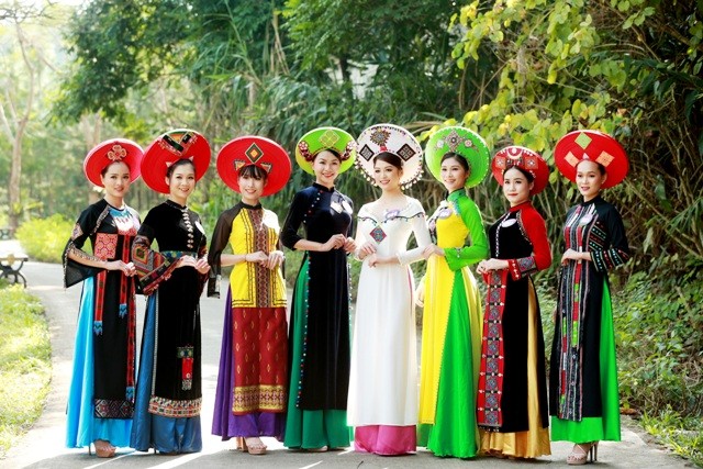Các thí sinh xứ Mường khoe sắc trong tà áo dài truyền thống.