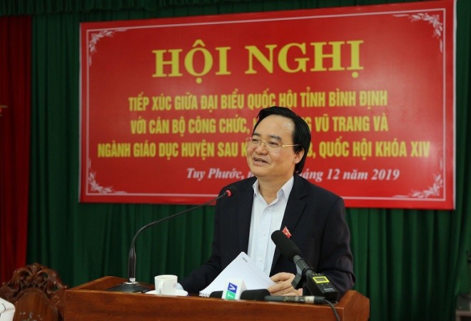 Bộ trưởng Phùng Xuân Nhạ trả lời ý kiến của cử tri huyện Tuy Phước.