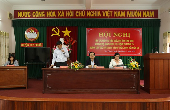 Bộ trưởng Phùng Xuân Nhạ tiếp thu ý kiến của cử tri tại huyện Tuy Phước.