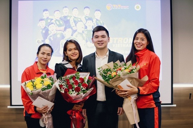 Ông Đỗ Vinh Quang trao thưởng cho 3 cô gái giàu nghị lực của thể thao Việt Nam tại Sea Games 30.