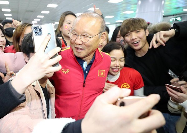 HLV ParkHang-seo được hàng trăm CĐV chào đón nồng nhiệt tại sân bay Hàn Quốc