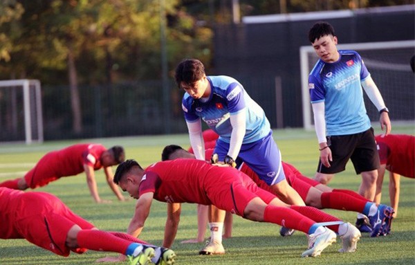 Trợ lý Vũ Anh Thắng (phải) sẽ thế chỗ ông Lê Huy Khoa ở U23 Việt Nam
