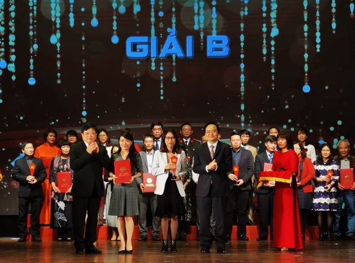 Ban Tổ chức trao giải thưởng cho các tác giả đoạn giải B.