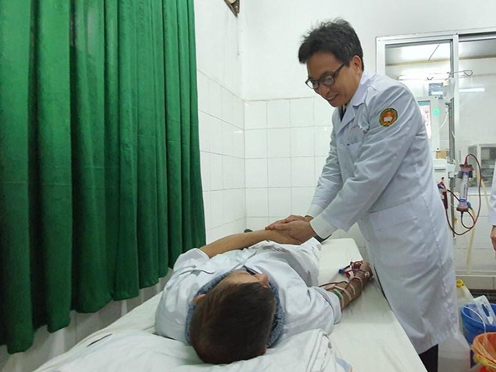 Phó Thủ tướng Vũ Đức Đam thăm bệnh nhân đón Tết tại bệnh viện