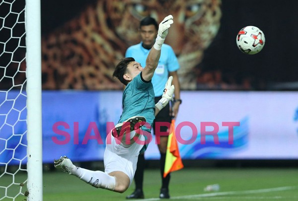 Bắt penalty xuất sắc, Văn Lâm giúp Muangthong United giành chiến thắng