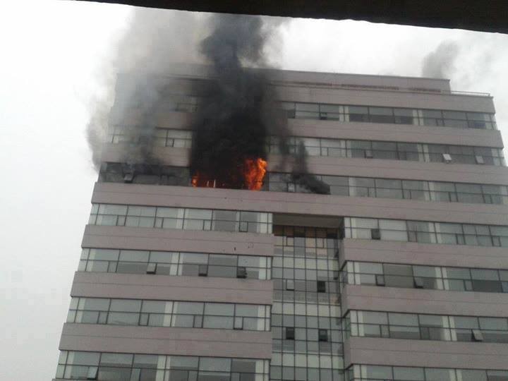 Đám cháy xuất phát từ tầng 9 của tòa nhà, rồi lan nhanh sang các tầng khác.