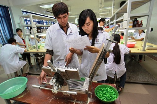 Thực hành điều chế thuốc tại Trường ĐH Nguyễn Tất Thành