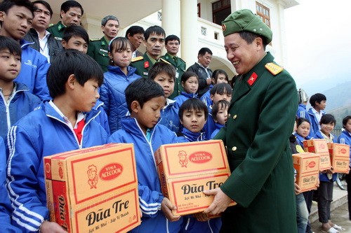 Đại tá Nguyễn Thiện Minh trao quà cho học sinh trường PTDTBT THCS Vàng Ma Chải