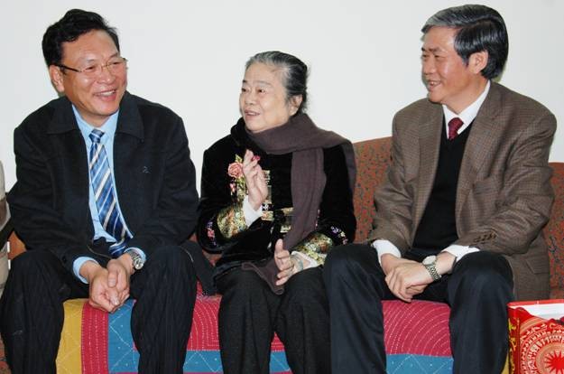 Từ phải sang trái ảnh: Đồng chí Đinh Thế Huynh, GS Phan Thị Phi Phi và Bộ trưởng Phạm Vũ Luận cùng trò chuyện trong chuyến thăm cảm động cuối năm