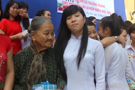 Bà ngoại của em Lê Hồng Nhung, lớp 12A2, đã ngoài 80 tuổi, vẫn gắng từng bước từ xã Mỏ Công, huyện Tân Biên đến dự lễ.