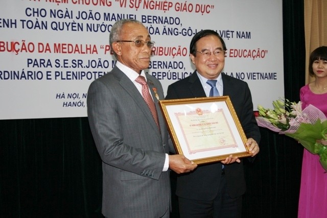 Thứ trưởng Trần Quang Quý trao Kỷ niệm chương cho ngài Đại sứ Đặc mệnh toàn quyền Angola