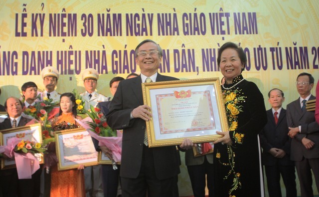 Phó Chủ tịch nước Nguyễn Thị Doan trao tặng danh hiệu  cho các Nhà giáo nhân dân.