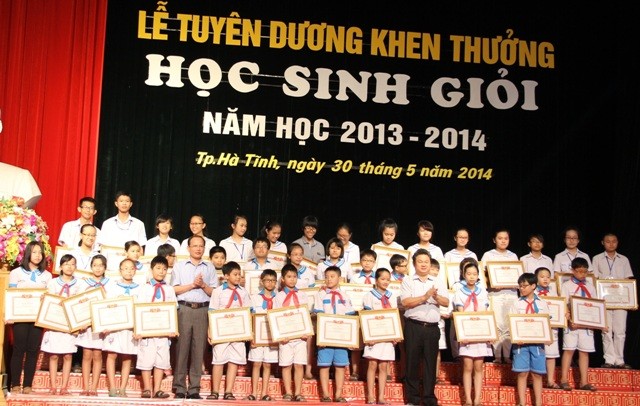Chủ tịch UBND Thành Phố và phó GĐ Sở GD&ĐT Hà Tĩnh trao giấy khen cho các học sinh giỏi quốc gia.