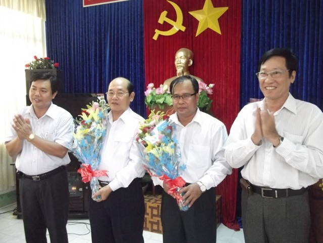 Lãnh đạo tỉnh Cà Mau tặng hoa nguyên Giám đốc Sở GD&ĐT Thái Văn Long và tân Giám đốc Sở GD&ĐT Nguyễn Minh Luân