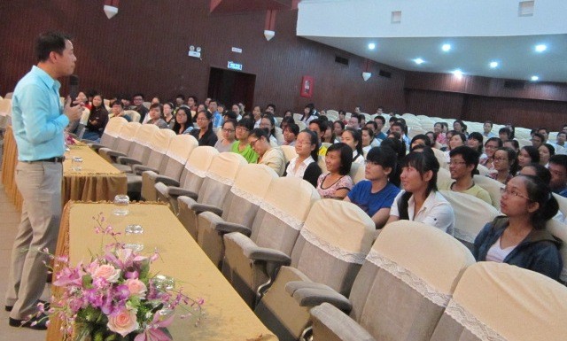PGS. TS Tâm lý Huỳnh Văn Sơn trao đổi với các bạn sinh viên.