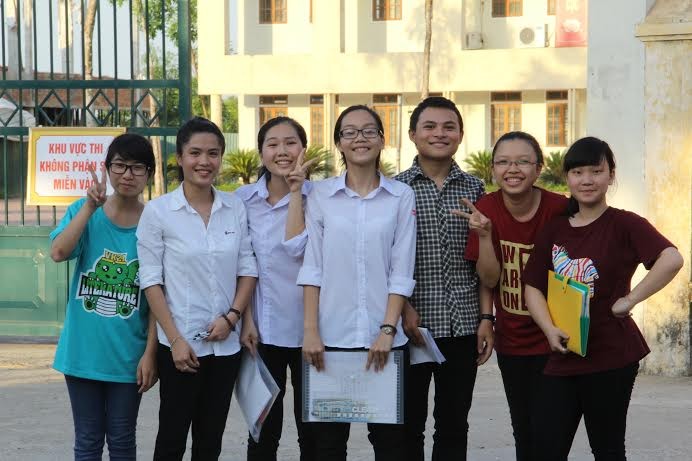 Học sinh trường THPT chuyên Hà Tĩnh vui mừng đạt được kết quả cao trong kỳ thi tốt nghiệp THPT.(Ảnh: Minh Thư)