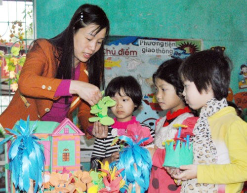 Trẻ em thích thú được tận mắt cảm nhận đồ chơi, đồ dùng học tập trong giờ học của cô Thanh, Trường Mầm non xã Đồng Việt (Bắc Giang)