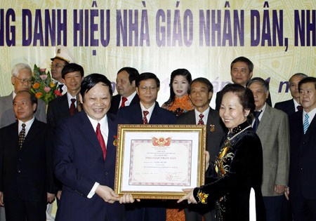 Phó Chủ tịch nước Nguyễn Thị Doan trao tặng danh hiệu Nhà giáo Nhân dân cho các nhà giáo
