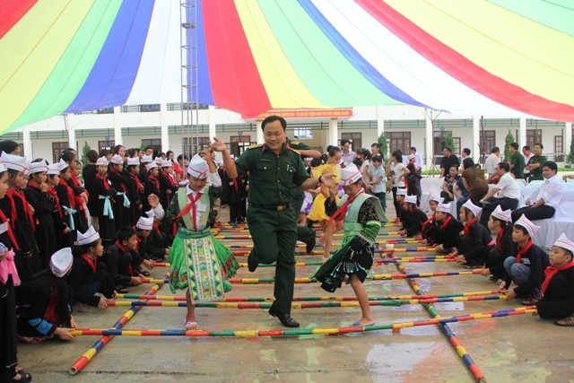 Vui múa sạp trong ngày hội đến trường năm học 2013 - 2014 tại Trường PTDT Nội trú THCS Phú Lương (Thái Nguyên)