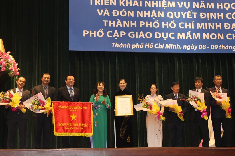 Thứ trưởng Nguyễn Thị Nghĩa trao cờ thi đua và QĐ đạt chuẩn phổ cập GDMN cho trẻ 5 tuổi cho Sở GD&ĐT TPHCM
