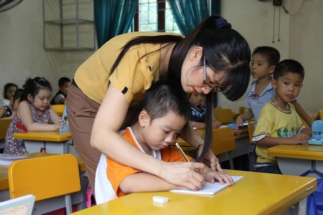 Giáo viên, học sinh trường tiểu học Trần Phú (Tp Hà Tĩnh) đang thực hiện học 2 tuần “2 0”.( Ảnh: Minh Thư)