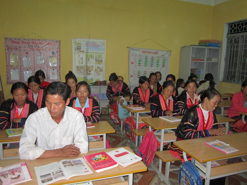 Lớp học xóa mù chữ tại Bản Háng Lìa, Xã Sa Lông, huyện Mường Chà (Điện Biên)