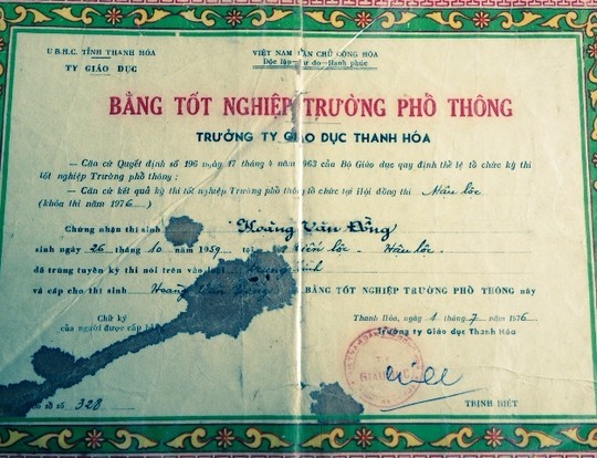 Tấm bằng THPT của ông Hoàng Văn Công đã được ông Hoàng Văn Đồng sửa lại thành tên của mình.